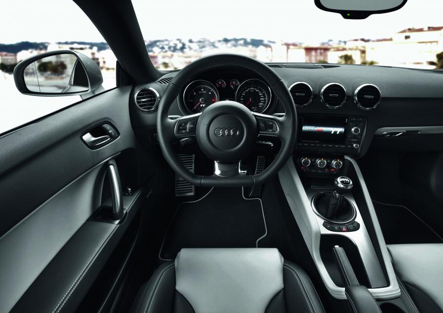 Торпедо Audi TT 2.0 TDI Quattro Coupe (8J) 2010 года  (WW) (фото 14 из 26)